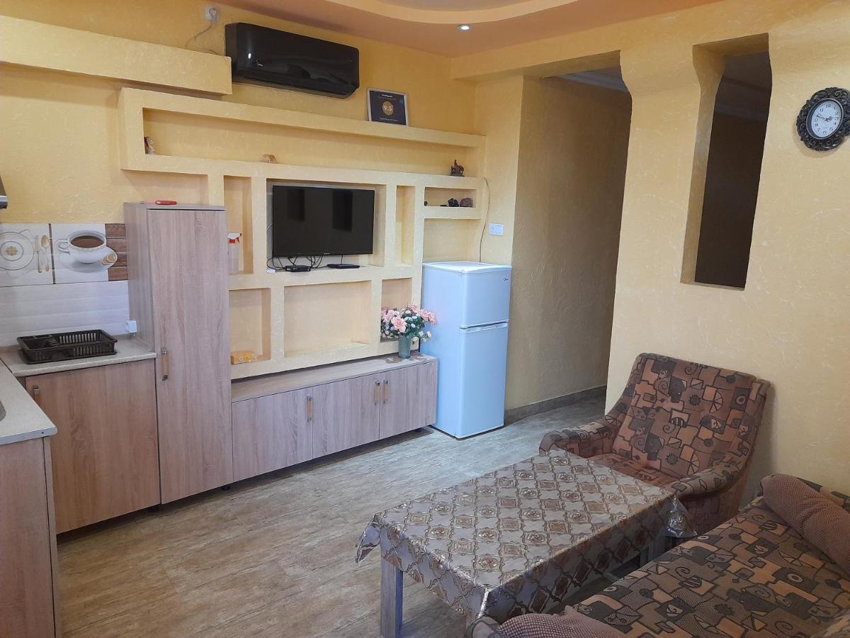 Guest House In Center エレバン エクステリア 写真